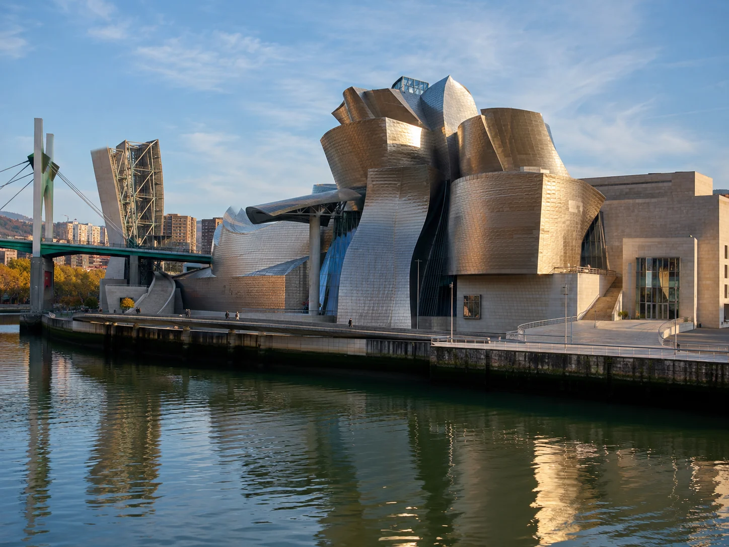 Museo Guggenheim de Bilbao junto a la ría del Nervión