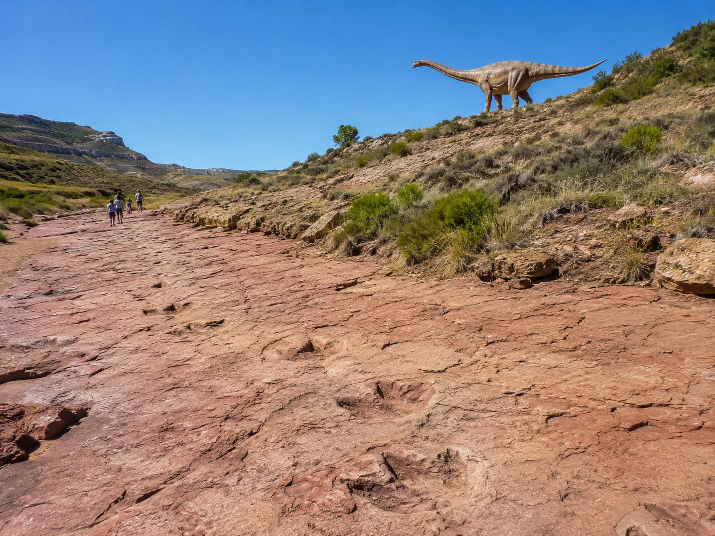 Réplica de dinosaurio junto a las icnitas de Enciso, La Rioja