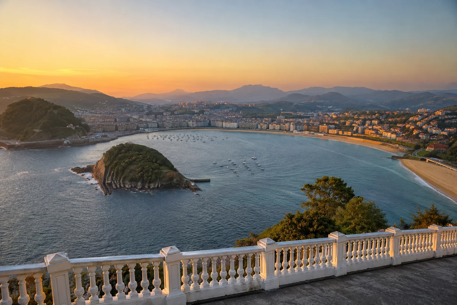 Playa de la Concha y bahía de San Sebastián desde un mirador